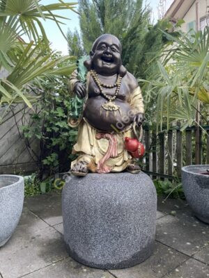 Lachender Buddha Figur ist vierfarbig, gross, 83 cm hoch