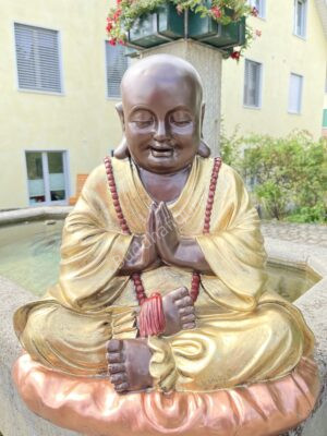 Buddhastatue sitzender Mönch mit roter Kette 52 cm hoch